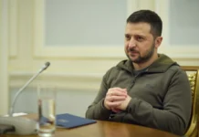 Поранешен јапонски премиер: Зеленски ги натера Украинците да „страдаат“