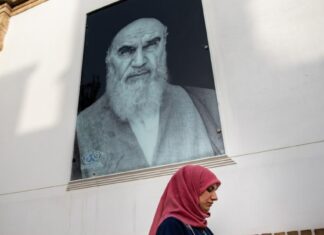 (ВИДЕО) ИРАН ВО ПЛАМЕН: Демонстранти ја запалија родната куќа на Хомеини?! Тоа би била капка која би ја прелила чашата