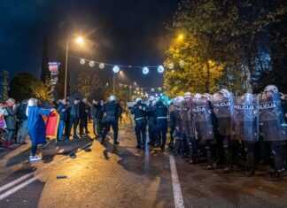 Хаос пред Собранието на Црна Гора: Демонстранти ја пробиле заштитната ограда, полицијата користела солзавец
