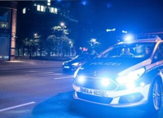 Маж во воз на северот на Германија со нож уби две лица, петмина се повредени