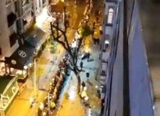Видео од улиците на Истанбул: Граѓаните пренесуваат пакети со помош од рака на рака на камиони за југот на Турција