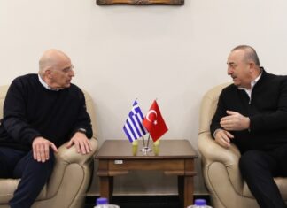 Шефот на грчката дипломатија Никос Дендиас пристигна во Турција: Ќе ги посети јужните региони на Турција погодени од земјотресот