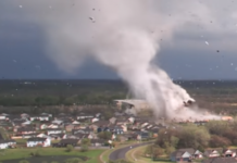 Спасувачките напори започнаа во Мисисипи и Алабама по разорното торнадо