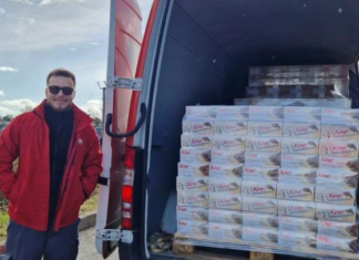 Швајцарскиот голман Јан Сомер го исполни ветувањето кон Матијс де Лигт и пристигна камион полн со чоколадо (Фото: merkur.de)