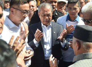 МУ СЕ ЗАКАНУВААТ 15 ГОДИНИ: Поранешниот малезиски премиер обвинет за корупција и перење пари три месеци по поразот на изборите