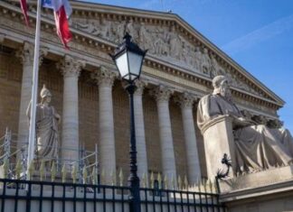 Франција го усвои Законот за пензиските реформи без гласање во Парламентот