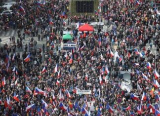 Илјадници луѓе на протест во Прага: Бараат напуштање на НАТО