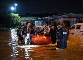Како последица на невремето и поплавите две лица загинаа во Истанбул