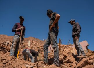 Жена извлечена од урнатините шести ден по разорниот земјотрес во Мароко