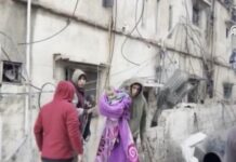 Палестинско бебе кое ги преживеа Израелските напади извлечено од урнатини