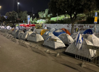 Антивладините демонстранти во Израел поставија шатори пред зградата на парламентот