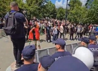Тирана: Демонстранти ја нападнале полицијата пред зградата на Градското собрание