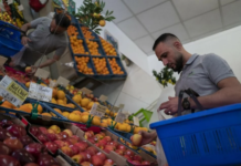 СИРИЈЦИТЕ ДОЖИВЕА ОСЛОБОДУВАЊЕ И ВО ПРОДАВНИЦИТЕ: Полиците се полни со стока; изборот е многу поголем, а цените се значително пониски