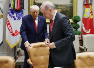Трамп му ја намести столицата на Ердоган за време на посетата на Белата куќа