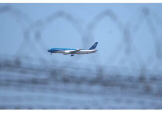 Авиолетот на Нетанјаху кон САД премина држави на МКС и покрај потерницата