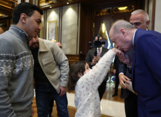 Турскиот претседател се сретна со семејството на шестгодишната Хинд Раџаб, убиена во израелскиот напад во Газа