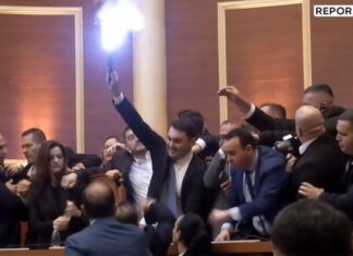 (Видео) Хаос во албанскиот парламент: Тупаници и димни бомби и прекин на седница