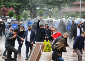 Турската полиција со солзавец упадна во седиштето на опозицијата